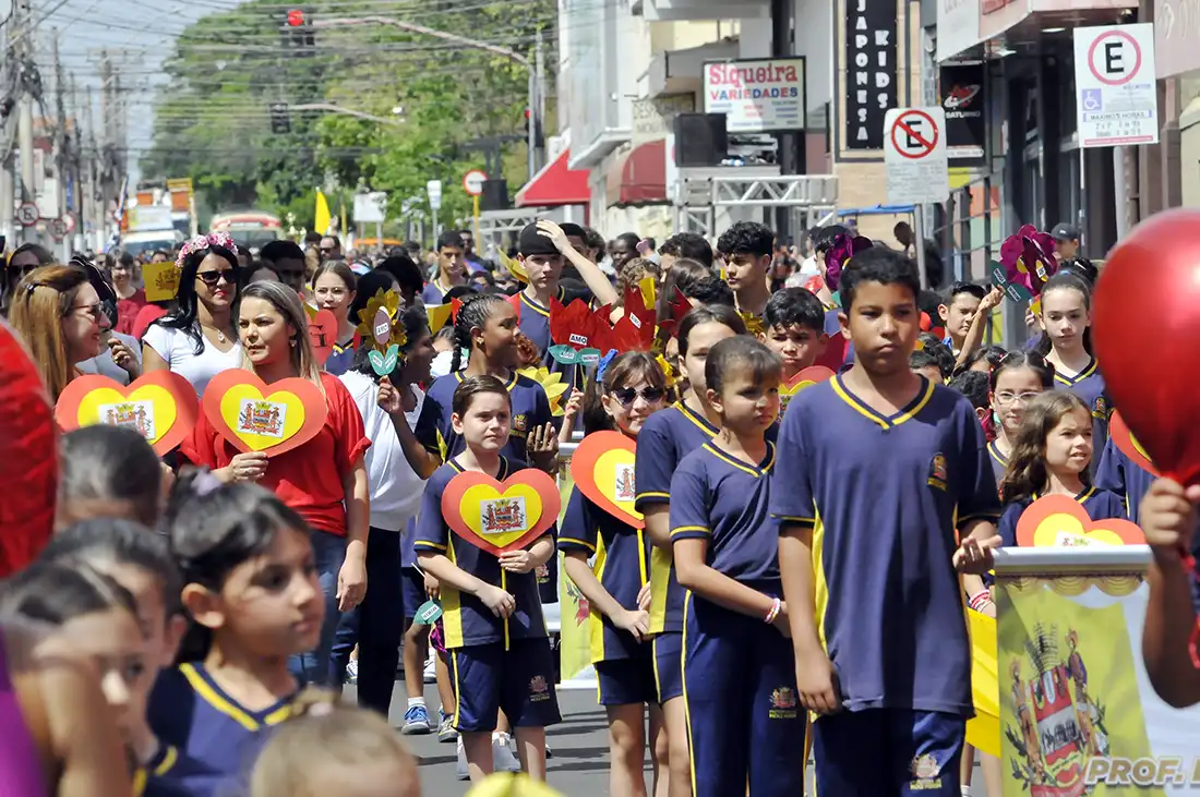 Desfile dá início às comemorações dos 255 anos de Mogi Mirim