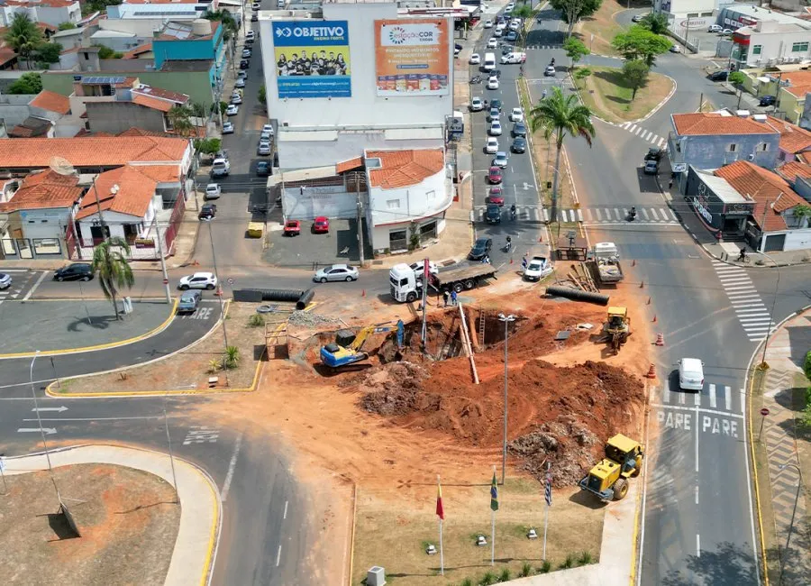 Reparo no emissário de esgoto na Avenida dos Trabalhadores altera o trânsito em Mogi Guaçu 