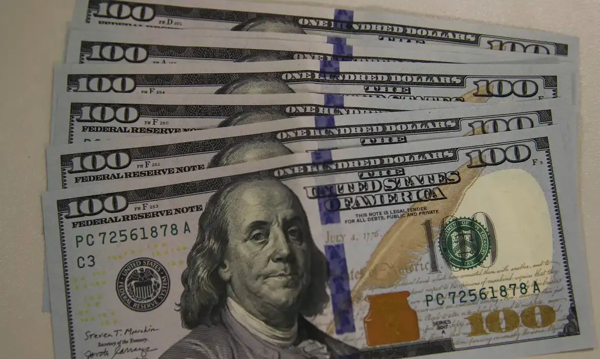 Dólar fecha a R$ 6,09 após bater em R$ 6,20 durante o dia