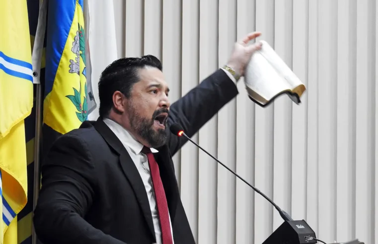 Justiça anula cassação e restabelece direitos políticos de Tiago Costa