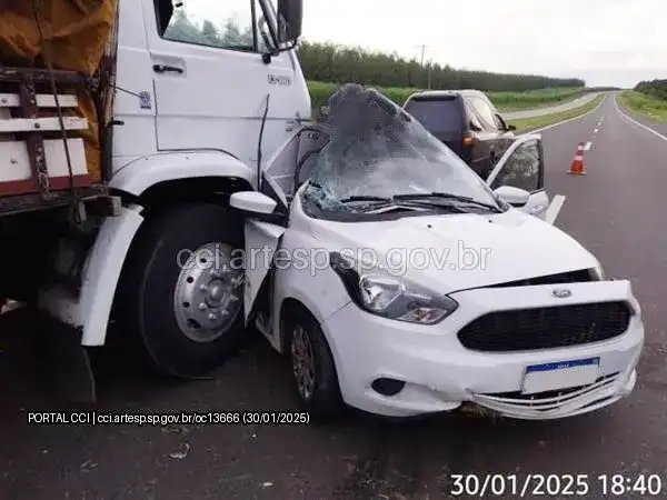 Colisão entre carro e caminhão deixa uma vítima fatal na SP-342, em Mogi Guaçu