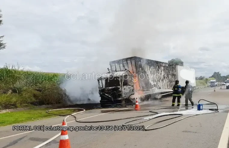 Caminhão pega fogo após colisão na SP-332, entre Engenheiro Coelho e Conchal