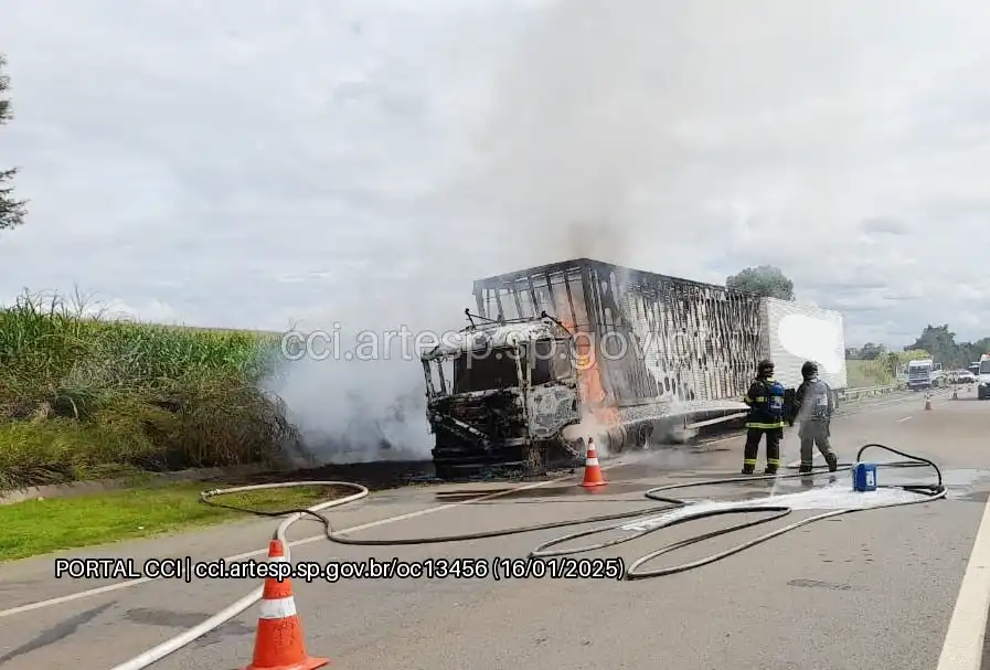 Caminhão pega fogo após colisão na SP-332, entre Engenheiro Coelho e Conchal