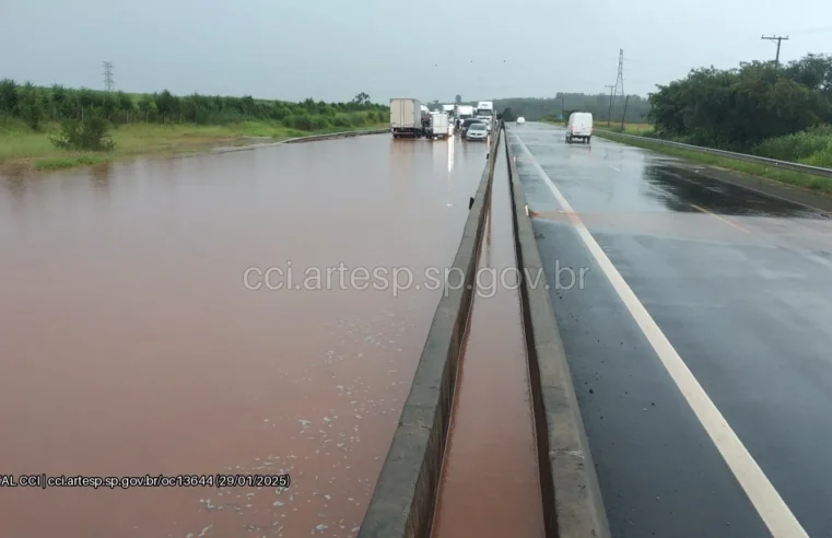 Temporal causa alagamento e interdita parcialmente a SP-147, em Mogi Mirim