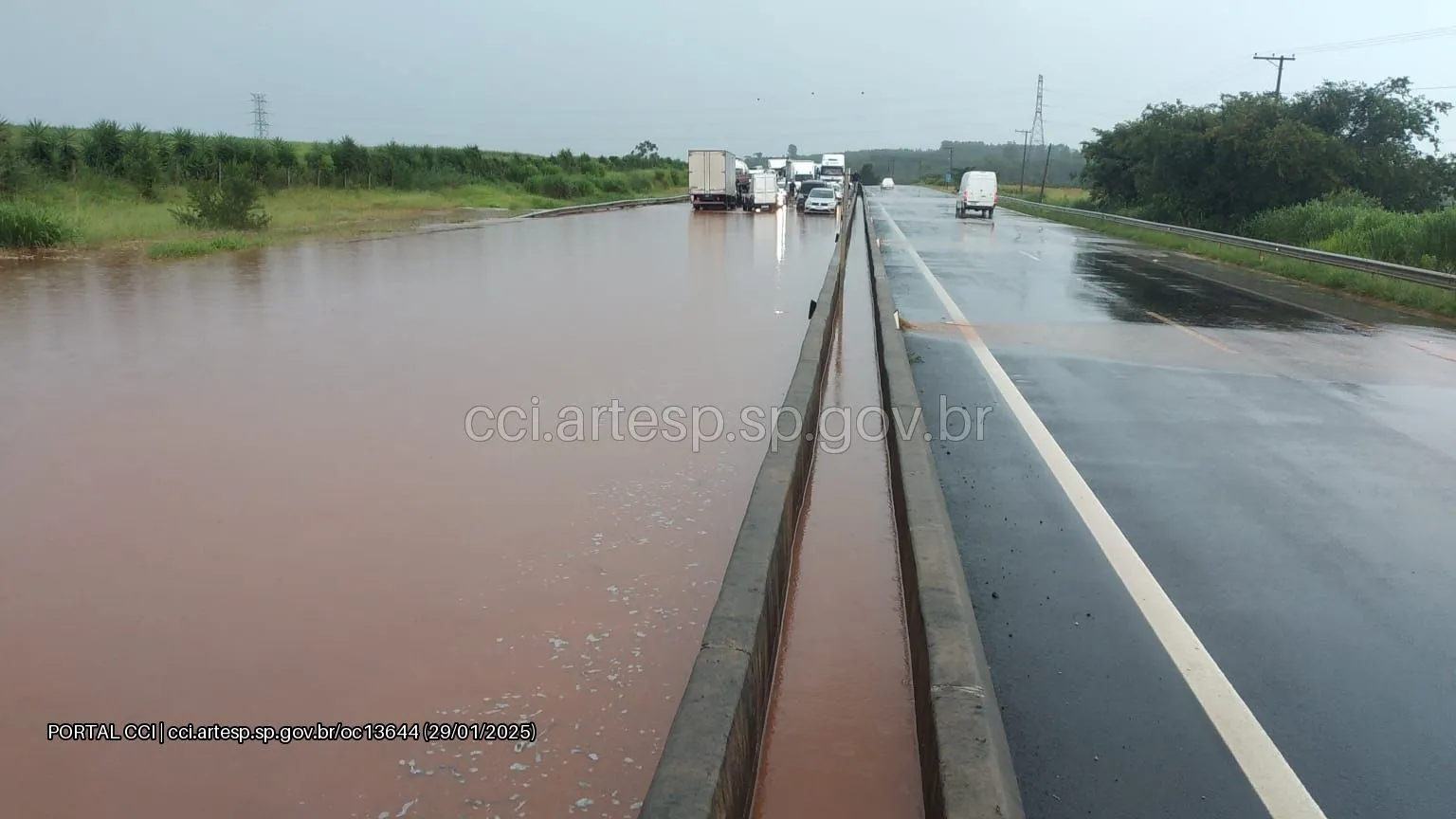 Temporal causa alagamento e interdita parcialmente a SP-147, em Mogi Mirim