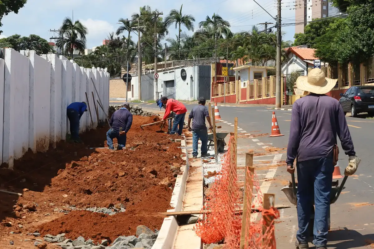 Calçada construída ao lado do Cemitério Municipal deve ser concluída em fevereiro