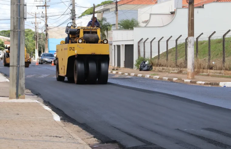 Rua Santa Cruz recebe serviço de recapeamento