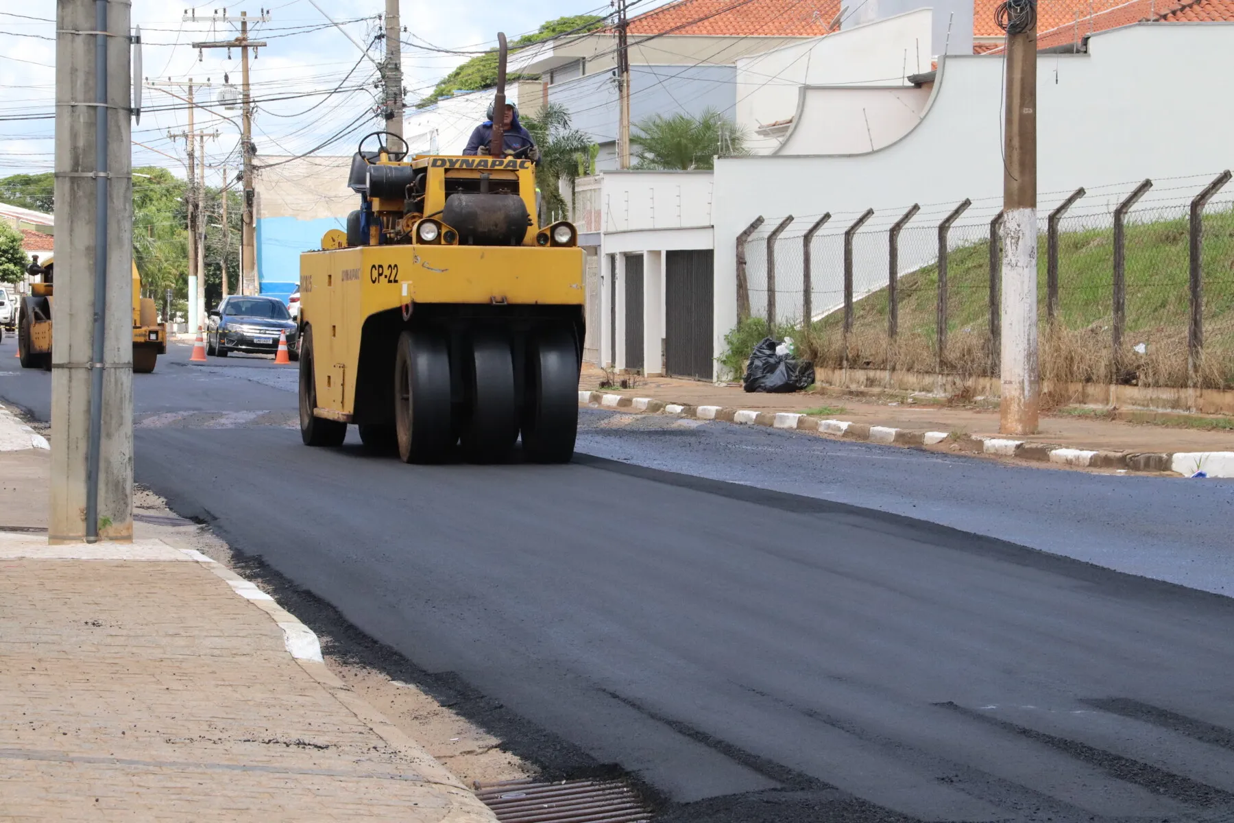 Rua Santa Cruz recebe serviço de recapeamento