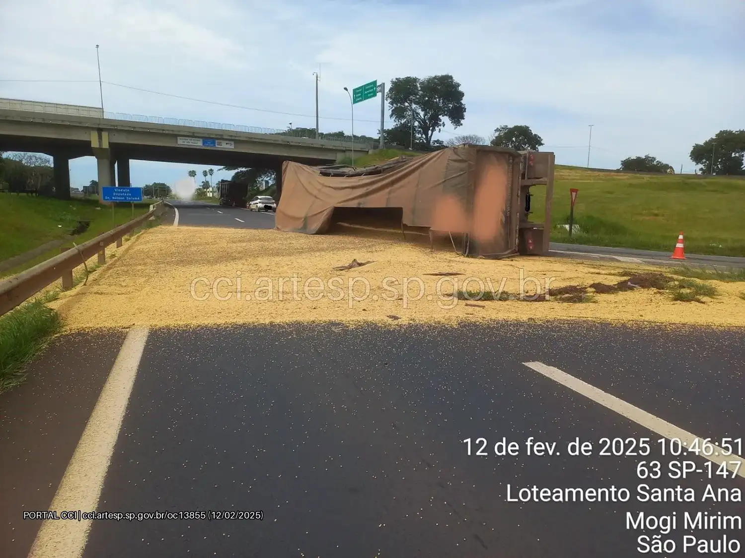 Caminhão carregado com soja tomba e interdita SP-340, em Mogi Mirim