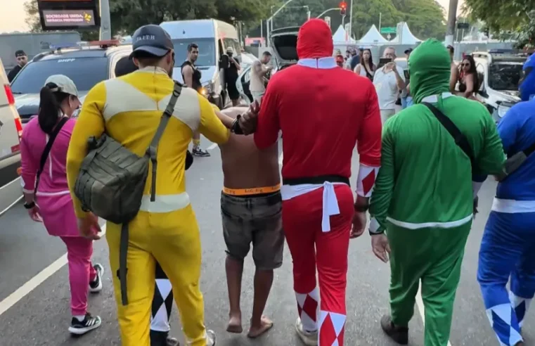 ‘Power Rangers’ prendem homem com 7 celulares em bloco no Carnaval de SP