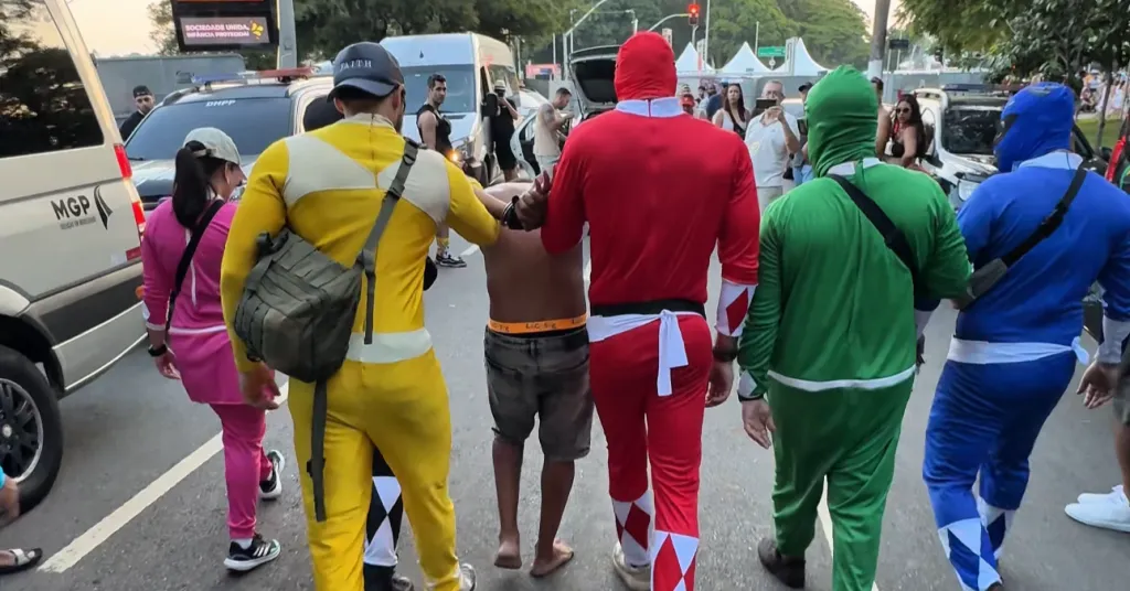 ‘Power Rangers’ prendem homem com 7 celulares em bloco no Carnaval de SP