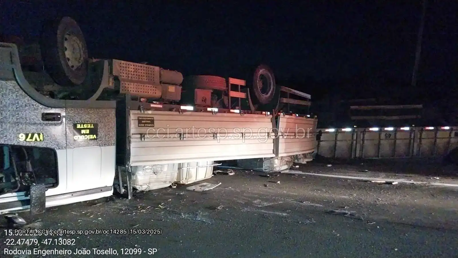 Caminhoneiro dorme no volante e carreta capota na SP-147, em Engenheiro Coelho