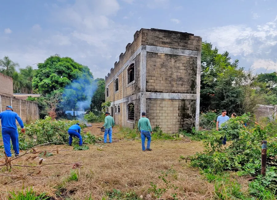 Mogi Guaçu inicia ação de demolição e limpeza em área abandonada na Zona Sul
