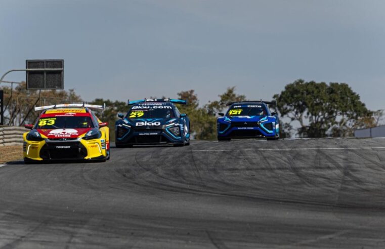 Velocitta tem programação intensa com quatro categorias e mais de 100 pilotos na pista