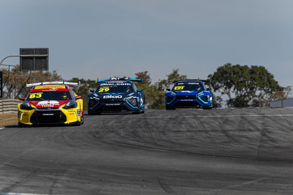 Velocitta tem programação intensa com quatro categorias e mais de 100 pilotos na pista