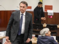 PF cumpre mandados na casa de Jair Bolsonaro, que usará tornozeleira