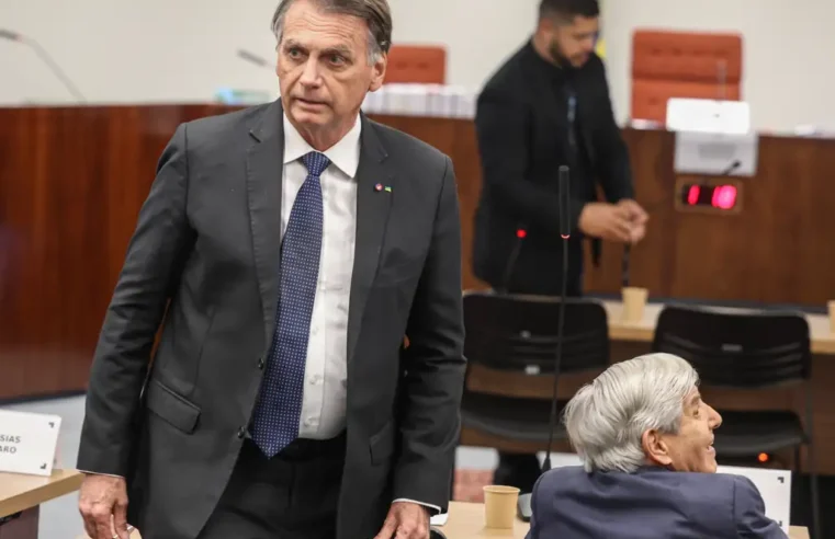 PF cumpre mandados na casa de Jair Bolsonaro, que usará tornozeleira