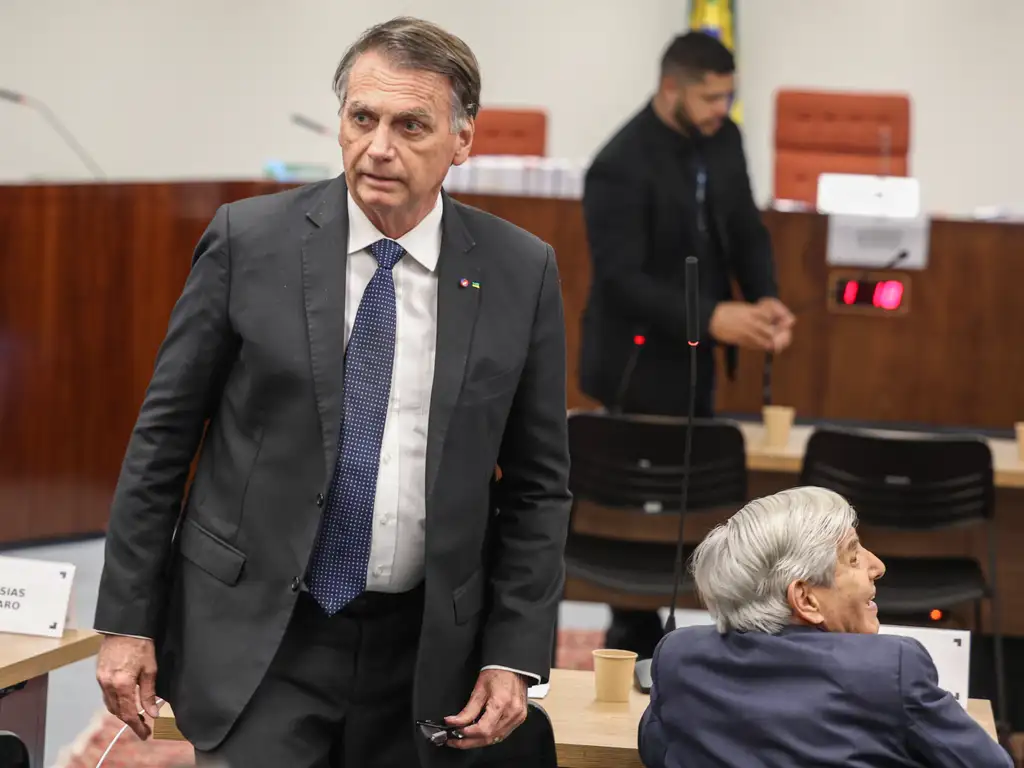 PF cumpre mandados na casa de Jair Bolsonaro, que usará tornozeleira