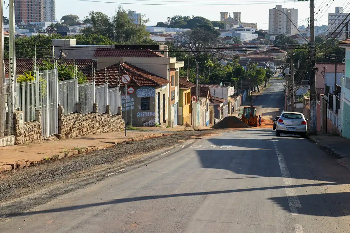Obras na Rua do Mirante avançam; calçamento da Praça Itapira também é recuperado