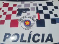 Homem é preso com faca e réplica de arma após ameaçar policial em Mogi Mirim
