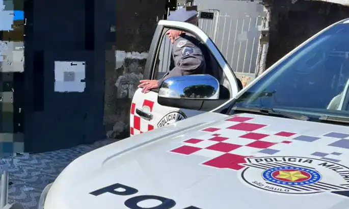 Homem é preso após quebrar porta de comércio e ameaçar policiais em Mogi Mirim