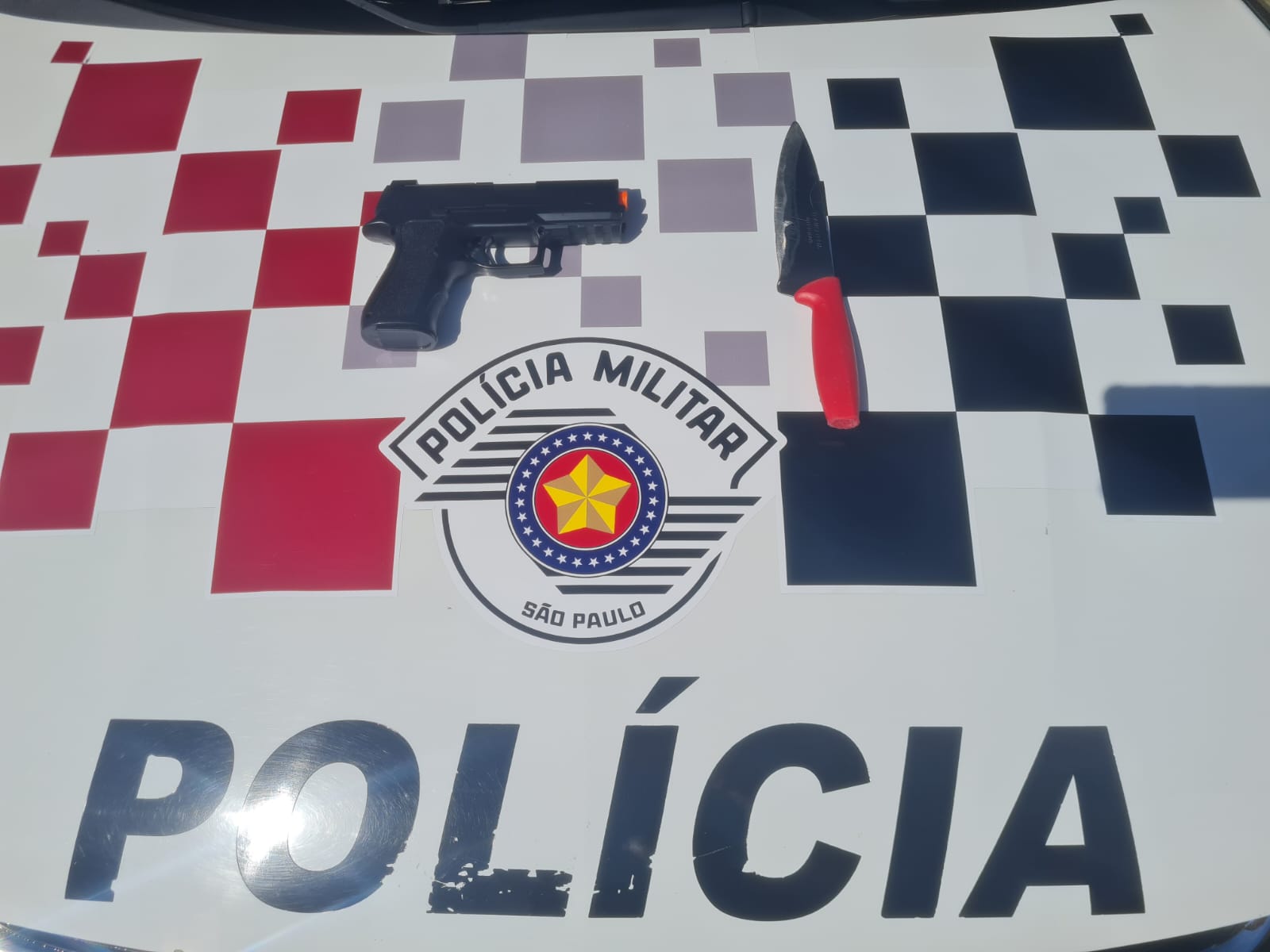 Homem é preso com faca e réplica de arma após ameaçar policial em Mogi Mirim