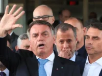 Moraes decreta prisão domiciliar de Bolsonaro
