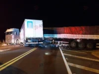 Colisão entre caminhão e carreta deixa um morto e um ferido na SP-352, em Itapira