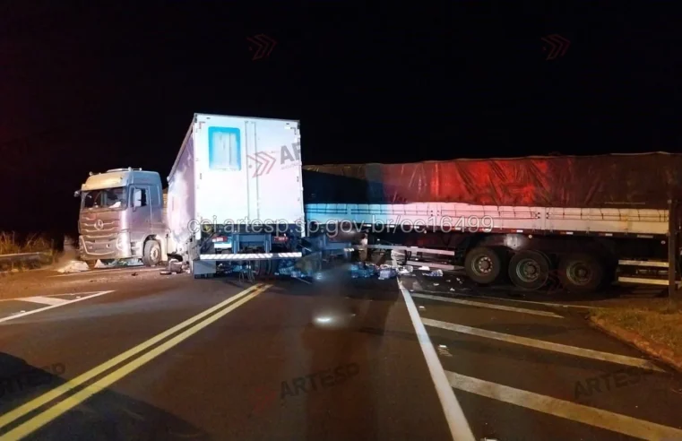 Colisão entre caminhão e carreta deixa um morto e um ferido na SP-352, em Itapira