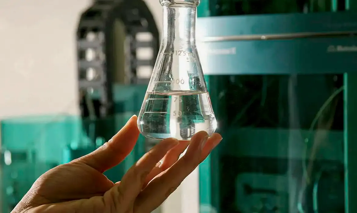 Após mortes por metanol, Senacon faz alerta sobre bebidas adulteradas