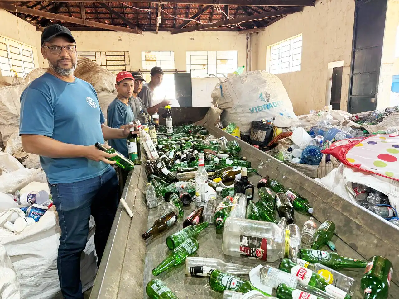 Coopermogi lança campanha para ampliar recolhimento de garrafas vazias