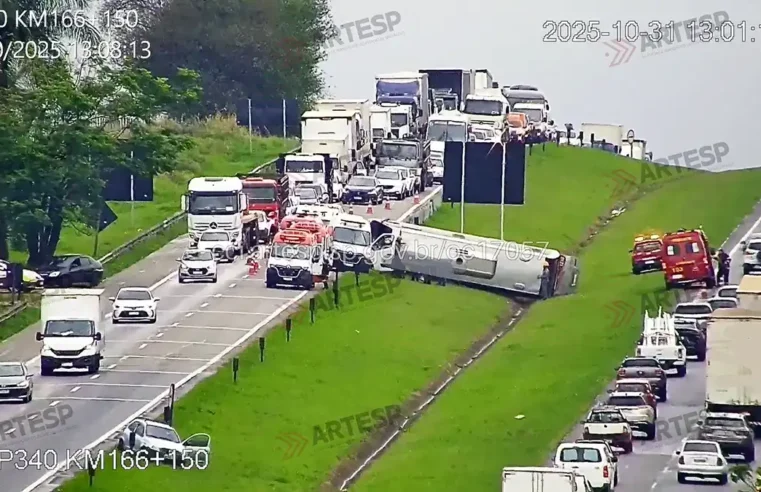 Micro-ônibus tomba na SP-340 em Mogi Mirim e deixa dez pessoas feridas