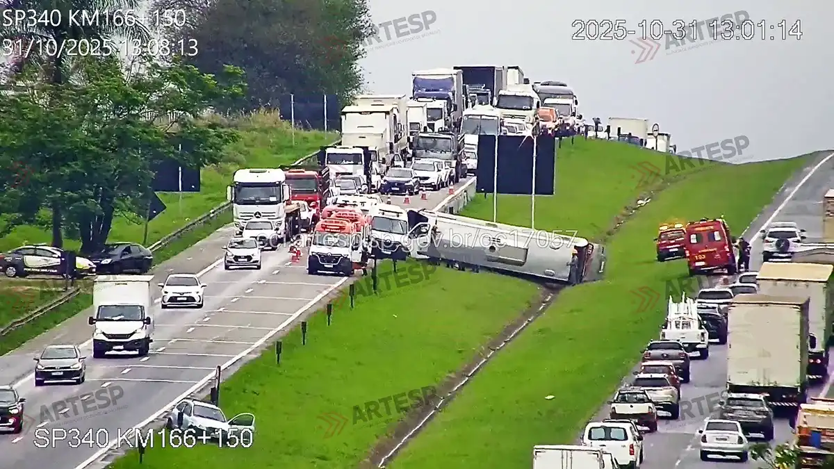 Micro-ônibus tomba na SP-340 em Mogi Mirim e deixa dez pessoas feridas