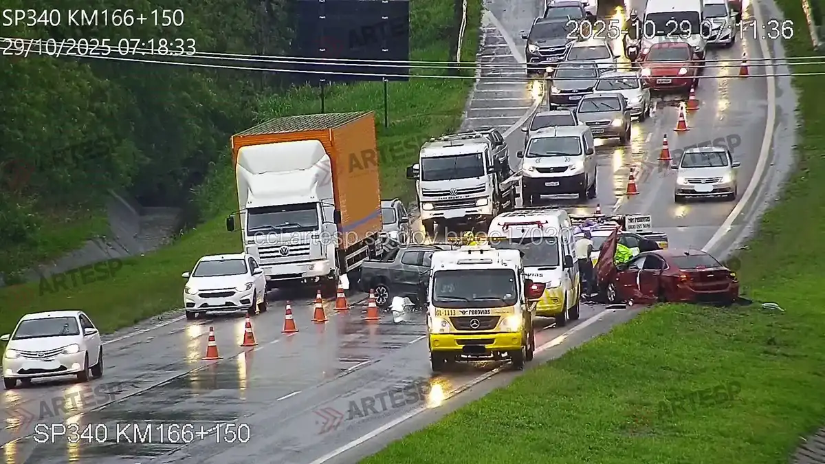 Acidente na SP-340 em Mogi Mirim deixa 2 feridos e causa congestionamento de 5 km