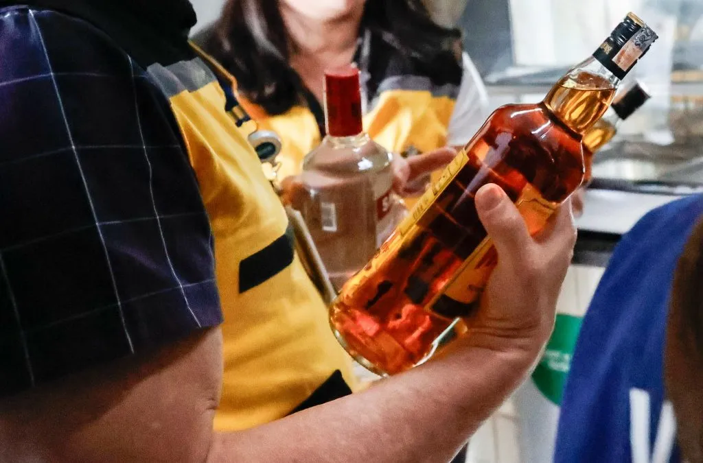 Conheça sinais e sintomas de alerta para intoxicação por metanol e saiba como tratar