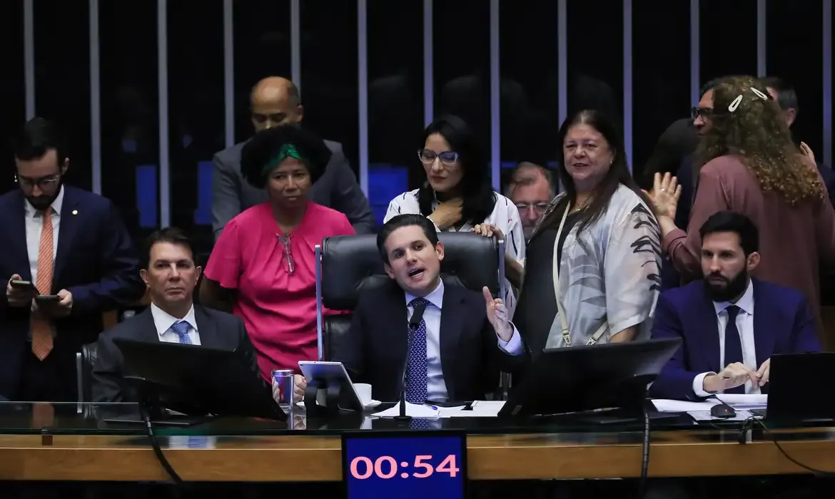 Câmara dos Deputados aprova licença menstrual de até 2 dias; proposta segue para o Senado