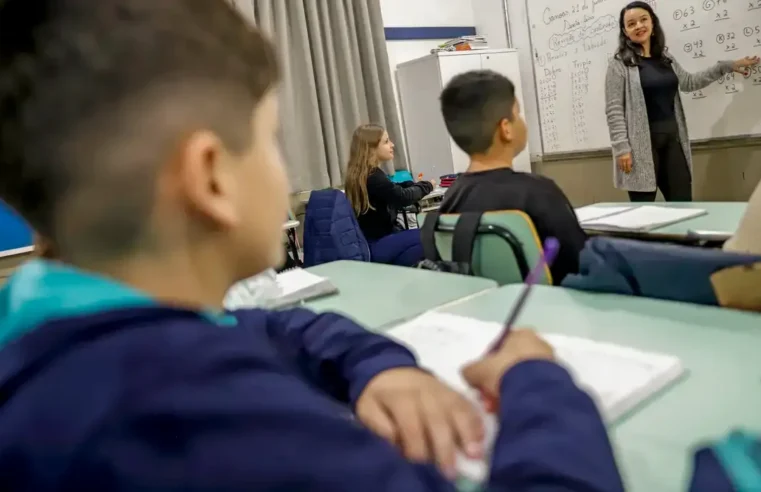 Professor brasileiro perde 21% do tempo de aula para manter disciplina