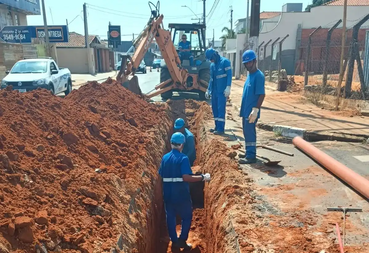 Saae realiza obra de extensão de rede de esgoto na Rua Santa Cruz