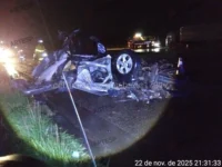 Colisão frontal entre carro e carreta deixa um morto na SP-340, em Mogi Guaçu