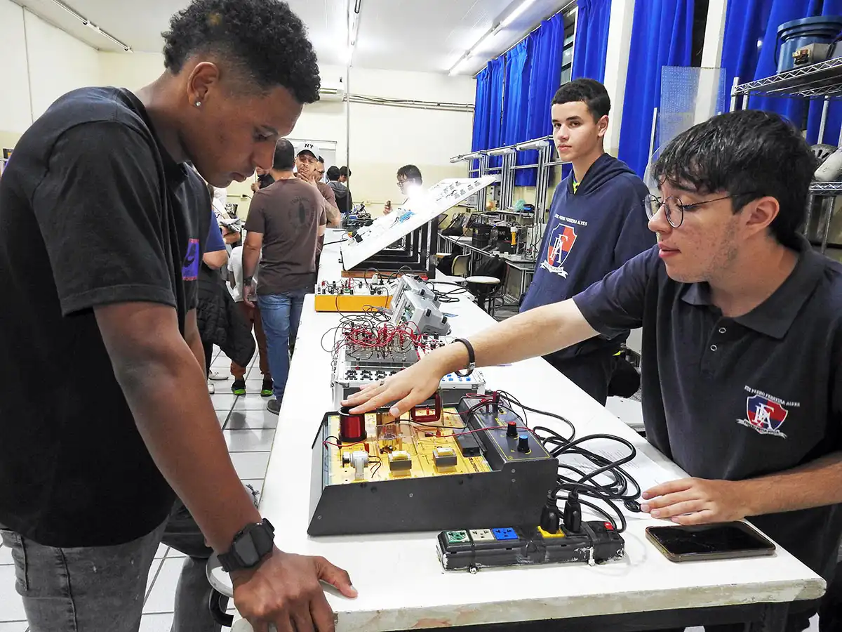 Expoete apresenta quase 100 projetos e busca atrair novos alunos à Etec de Mogi Mirim