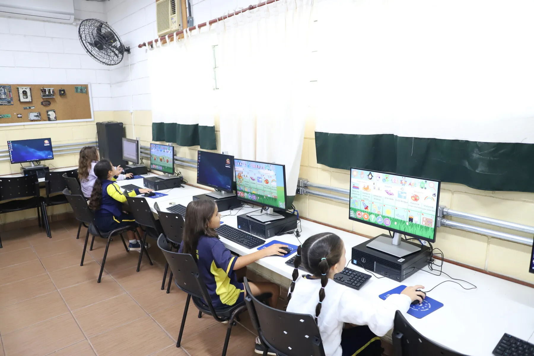 Prefeitura entrega novo laboratório e leva internet grátis para o Linda Chaib