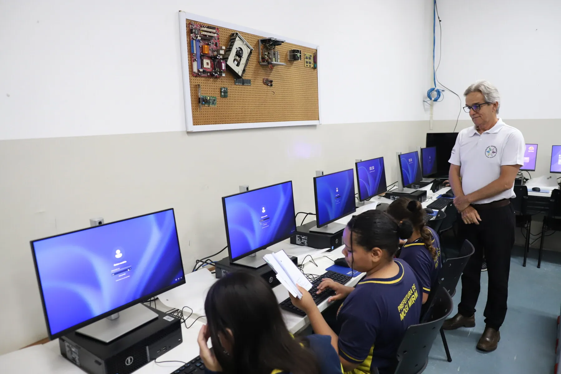 Mogi Mirim entrega mais um laboratório escolar e inaugura wi-fi gratuito no Maria Beatriz