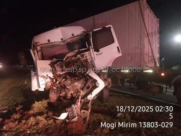 Colisão entre carretas é registrada na SP-340, em Mogi Mirim
