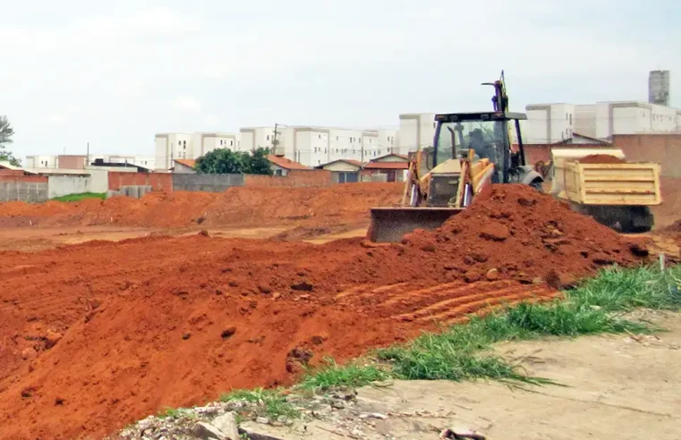 Construção de novas casas da CDHU causa transtornos em imóveis vizinhos