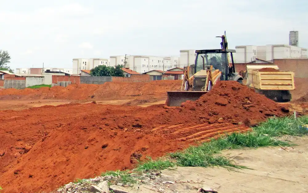 Construção de novas casas da CDHU causa transtornos em imóveis vizinhos