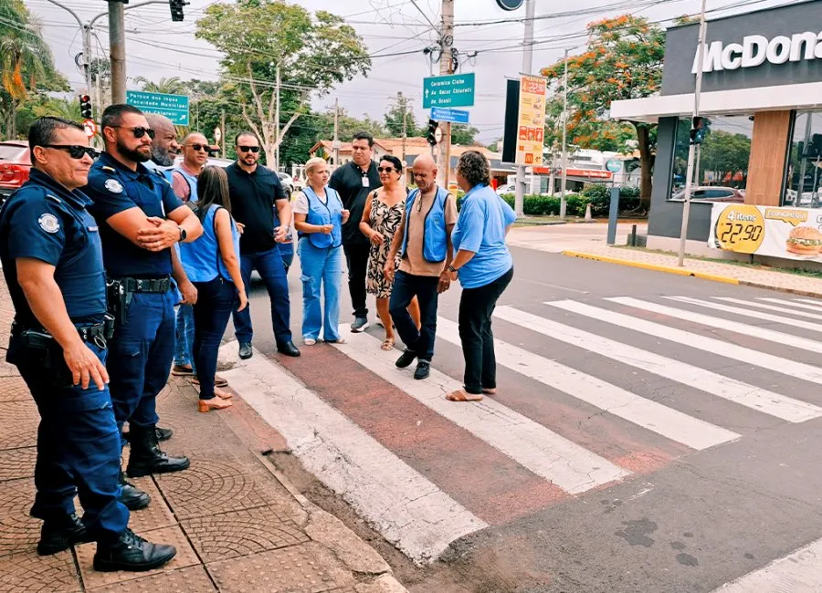 Mogi Guaçu promove ação para inibir presença de menores em semáforos