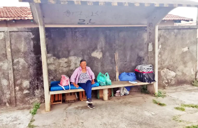 Idosa que ‘morava’ em ponto de ônibus em Mogi Mirim vai para Casa de Passagem