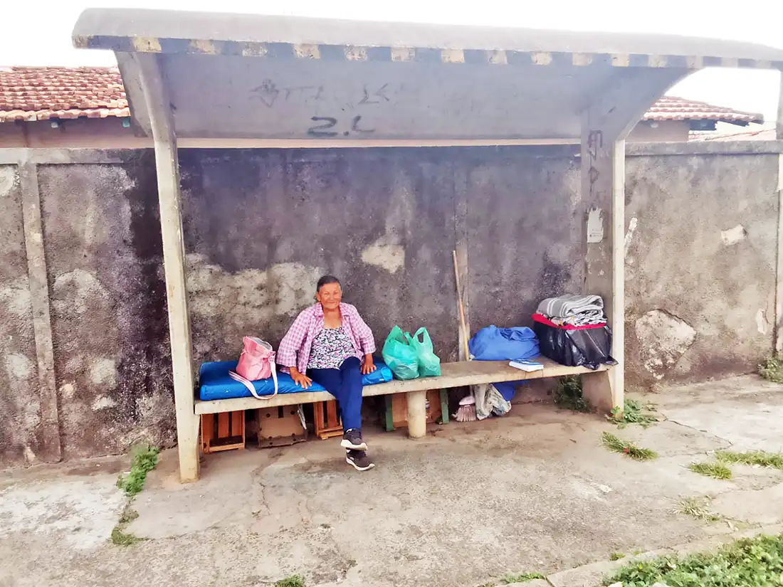 Idosa que ‘morava’ em ponto de ônibus em Mogi Mirim vai para Casa de Passagem