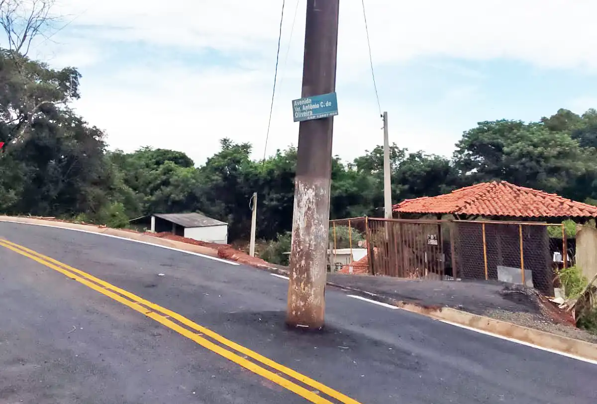 Poste ‘plantado’ em avenida chama atenção e viraliza em Mogi Mirim