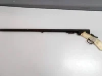 Polícia apreende arma deixada por hóspede falecido em pousada de Mogi Guaçu